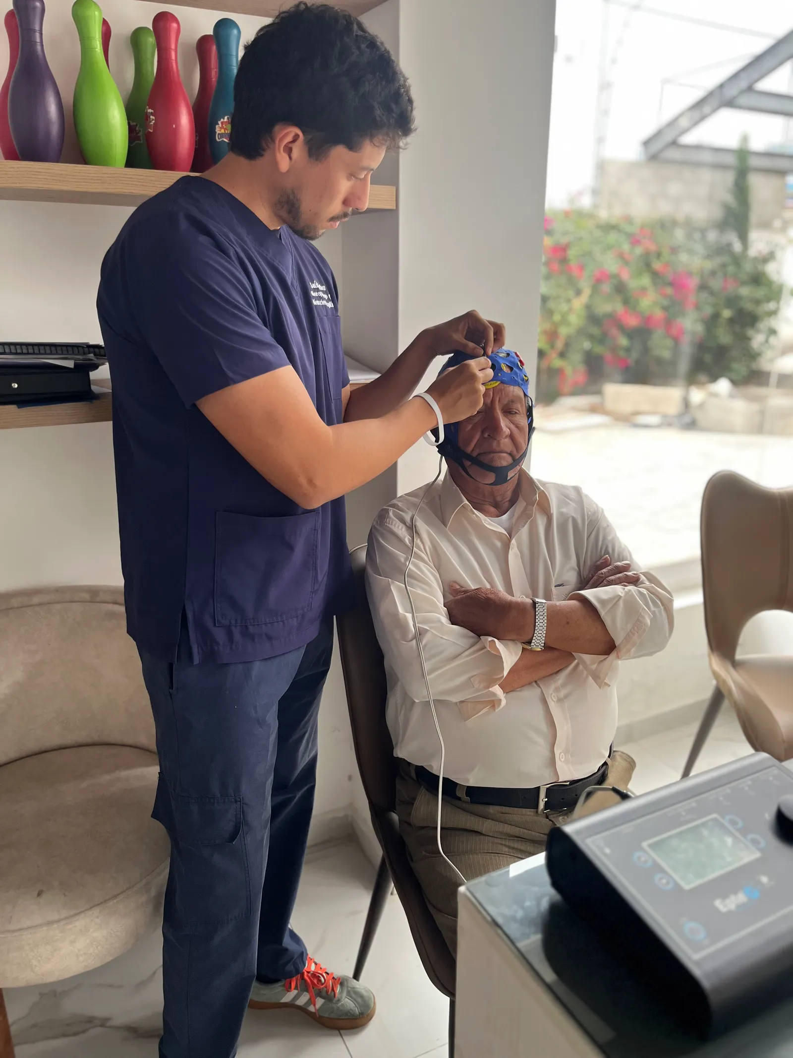 Profesional de Mind Center atendiendo a un paciente en una sesión a domicilio en Quito